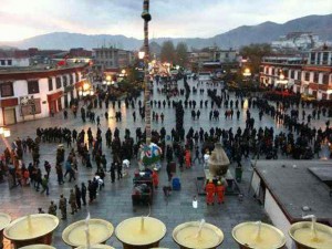 Image obtained from Lhasa show troops and firemen massed outside the Jokhang temple