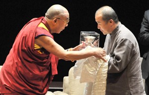 His Holiness the Dalai Lama presents ICT’s Light of Truth to Wang Lixiong [Washington, DC, October 7, 2009]
