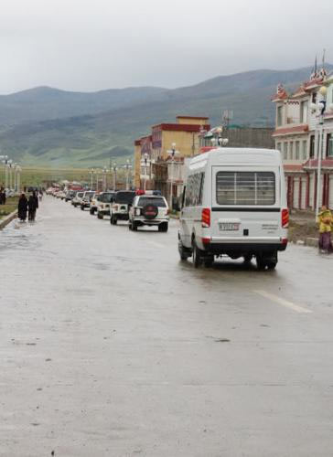 A convoy of police enters Lithang