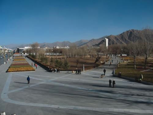 The newly widened road between the Potala Palace