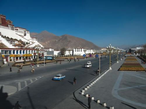 The newly widened road by the Potala Palace