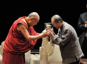 The Dalai Lama presents a Light of Truth Award to Wang Lixiong