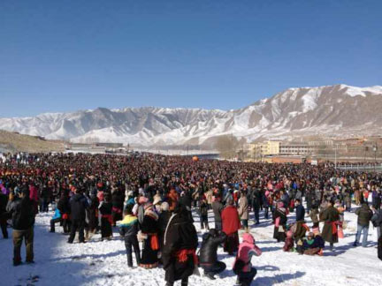 Tibetans gather near Labrang for the Goeku ceremony