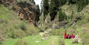 Novices picnic behind Lhamo Kirti