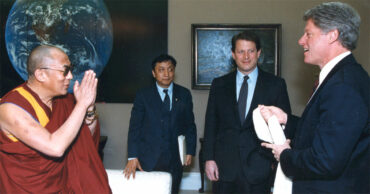 Dalai Lama meets with President Clinton