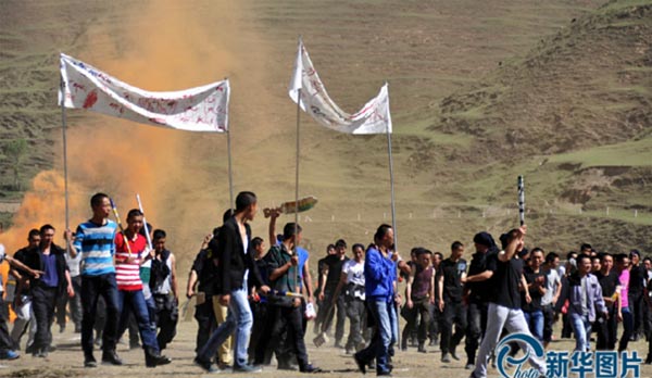 The Chinese authorities have staged numerous ‘counter-terrorism’ training sessions for armed forces in Tibet. In this image from official media, a protest scenario in Kardze (Chinese: Ganzi), in May (2014) was staged, in which the troops posed as demonstrators. This is despite the absence of violent actions against the Chinese authorities by Tibetans, who have gone to great lengths to demonstrate their commitment to non-violence. 