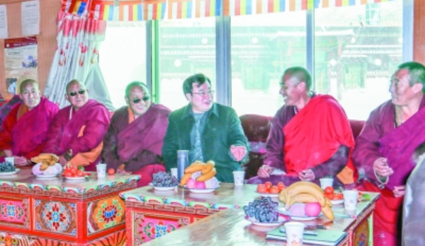 The Party Secretary of Kardze Tibetan Autonomous Prefecture, Hu Changsheng, is pictured in the official media visiting Larung Gar monastery on February 5, 2015. Management of monasteries by Party officials has been stepped up in line with the new ‘stability drive’ in Kham and Amdo.
