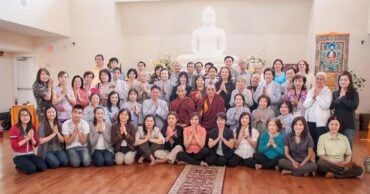 Hungkar Dorje with Vietnamese diaspora students in Toronto