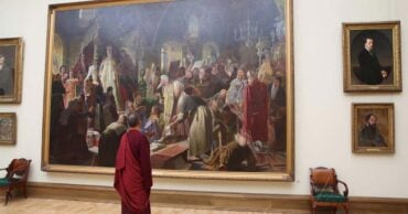 Appreciating an artwork during Moscow tour