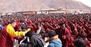 A large gathering of Tibetan devotees