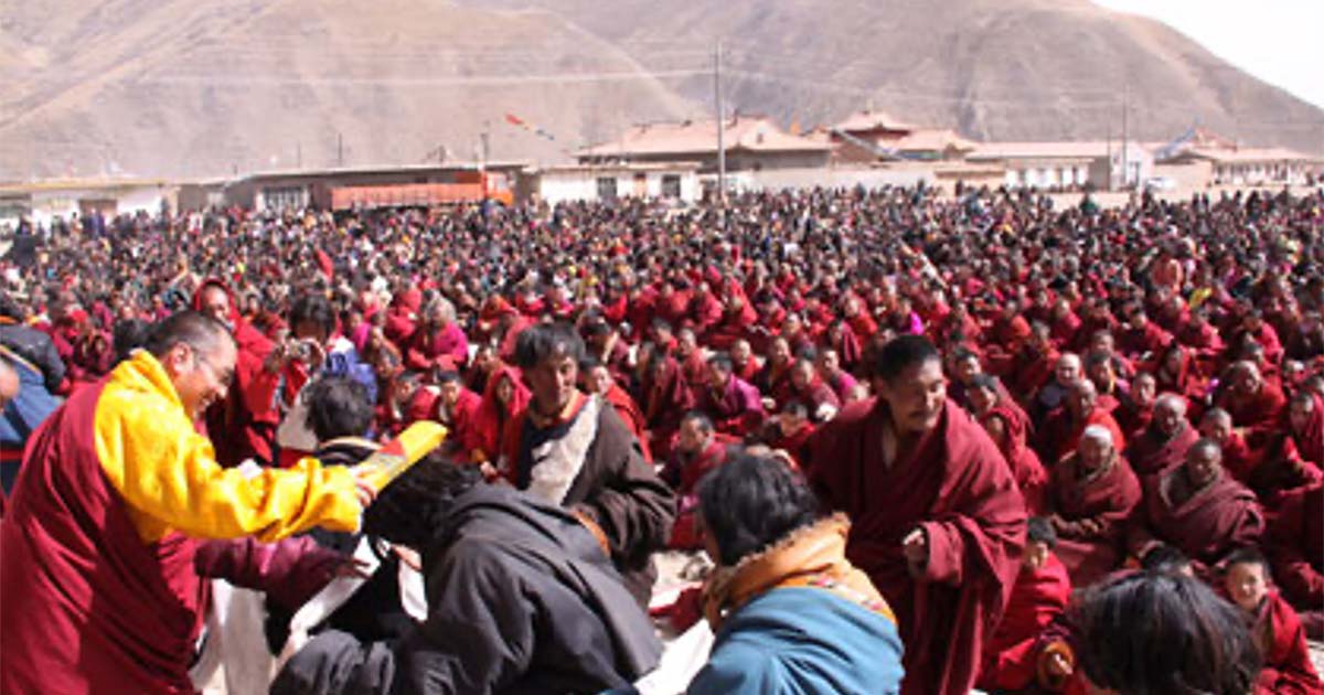 A large gathering of Tibetan devotees