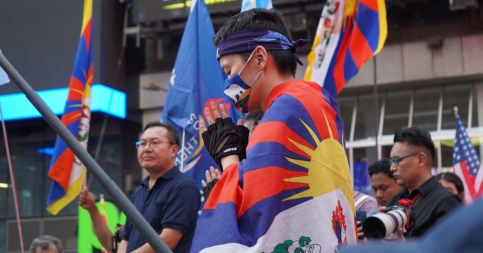 Tibetan youth volunteers
